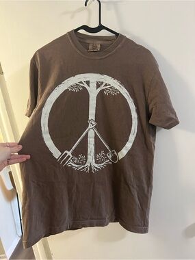 Comfort Colors Brown Short-Sleeve Tee with White Peace Sign Garden Graphic Tee